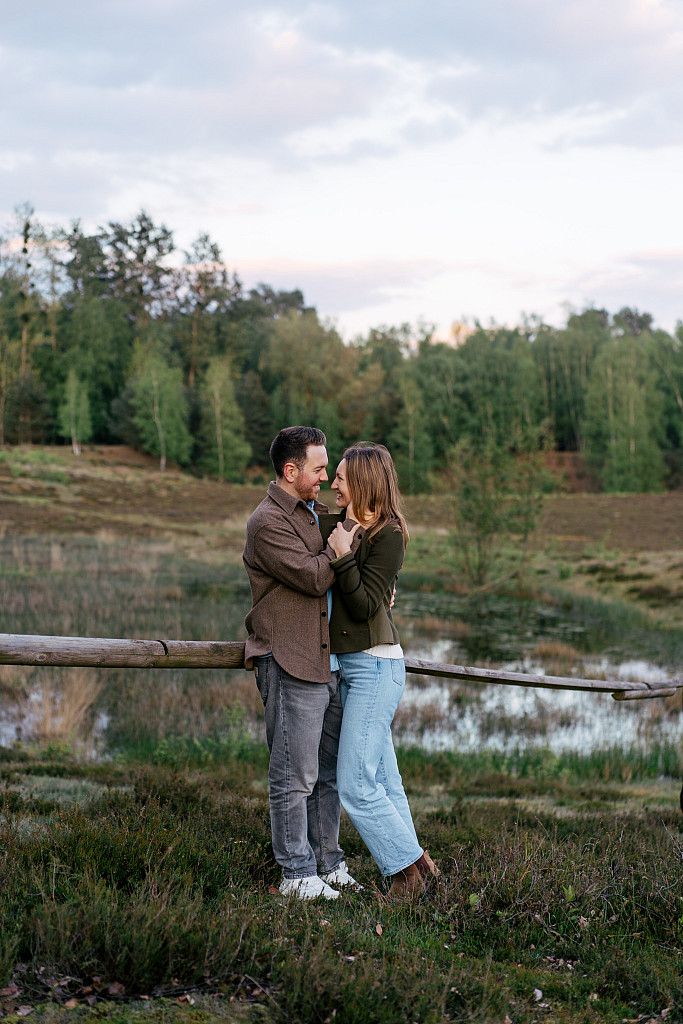 Paar im goldenen Abendlicht in der Heide – Paarshooting Mosipictures