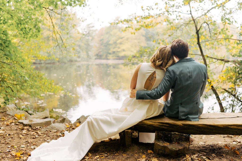 Herbsthochzeit am See: Brautpaar Annika und Freddy – Hochzeitsfotografie von Mosipictures