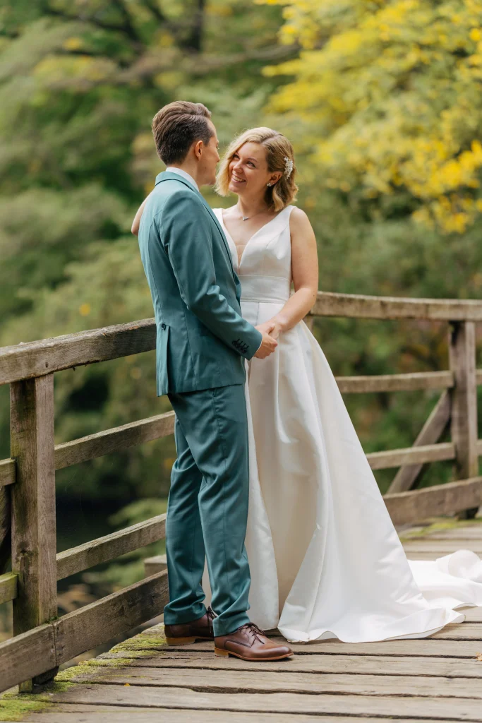 Herbsthochzeit am See: Brautpaar Annika und Freddy – Hochzeitsfotografie von Mosipictures