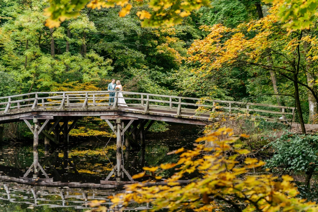 Herbsthochzeit am See: Brautpaar Annika und Freddy – Hochzeitsfotografie von Mosipictures