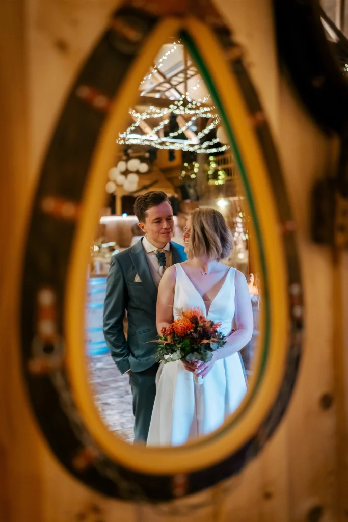 Herbsthochzeit am See: Brautpaar Annika und Freddy – Hochzeitsfotografie von Mosipictures