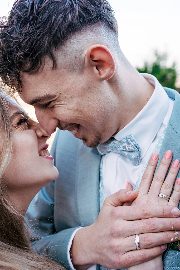 Hochzeit über den Dächern: Brautpaar Damaris und Jonatan – Hochzeitsfotografie von Mosipictures