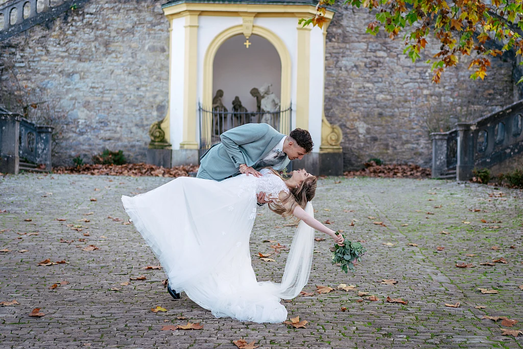 Hochzeit über den Dächern: Brautpaar Damaris und Jonatan – Hochzeitsfotografie von Mosipictures