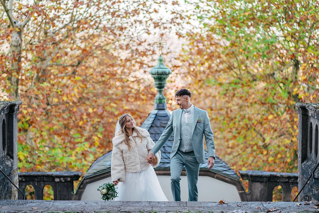 Hochzeit über den Dächern: Brautpaar Damaris und Jonatan – Hochzeitsfotografie von Mosipictures