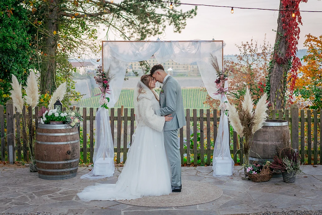 Hochzeit über den Dächern: Brautpaar Damaris und Jonatan – Hochzeitsfotografie von Mosipictures