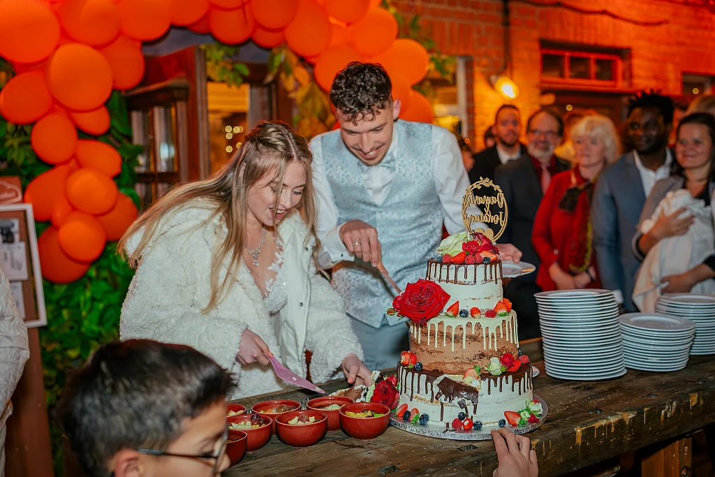 Hochzeit über den Dächern: Brautpaar Damaris und Jonatan – Hochzeitsfotografie von Mosipictures