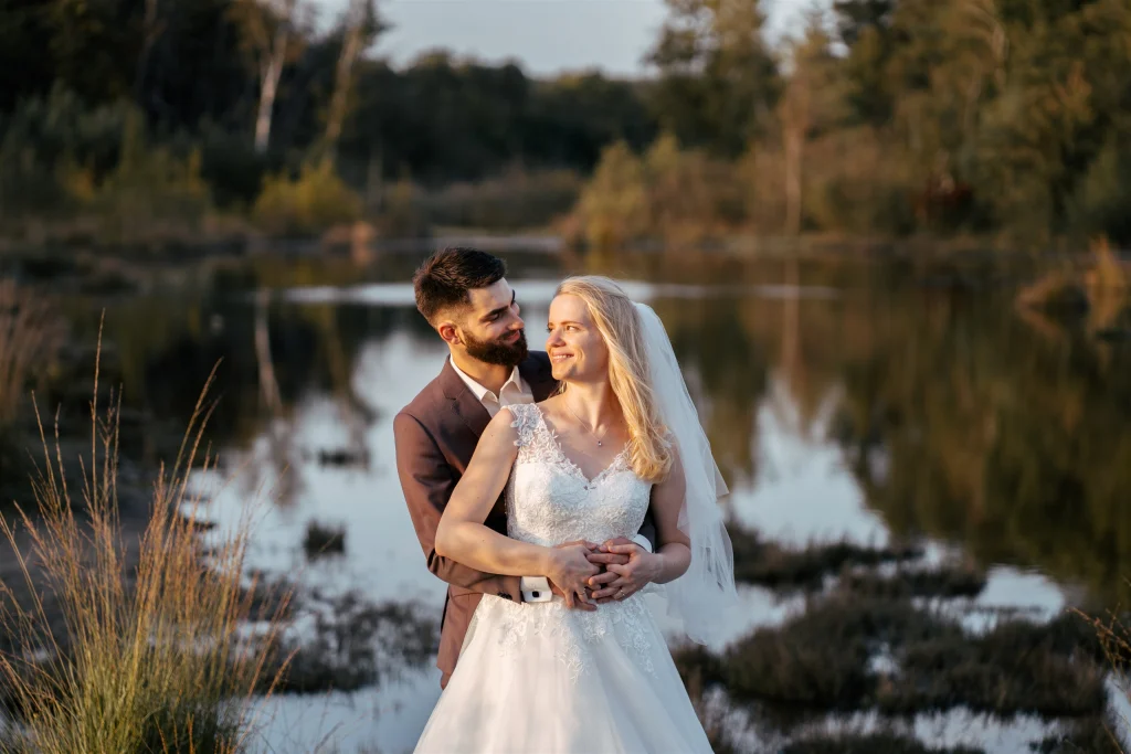 Spätsommerhochzeit in der Heide: Brautpaar Anita und Johannes – Hochzeitsfotografie von Mosipictures