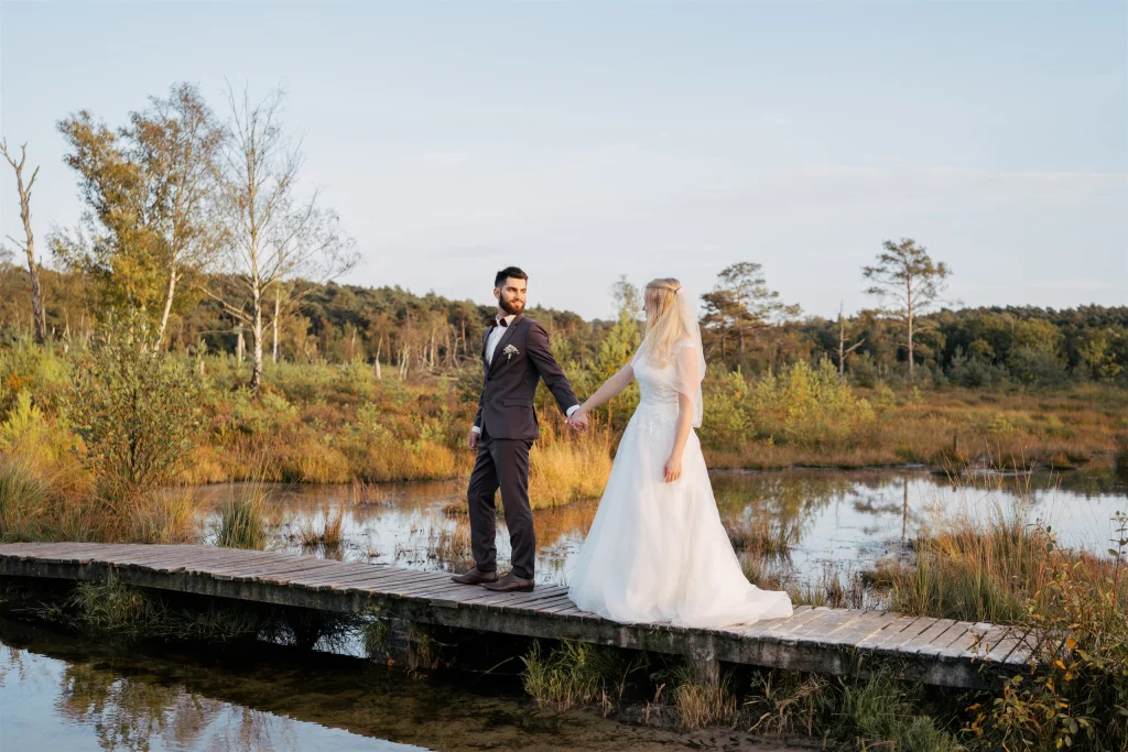 Spätsommerhochzeit in der Heide: Brautpaar Anita und Johannes – Hochzeitsfotografie von Mosipictures